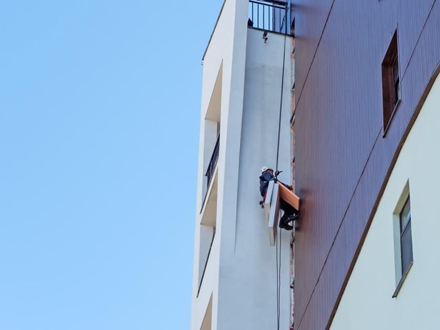 Repare gretas e astillas na súa fachada con traballo vertical